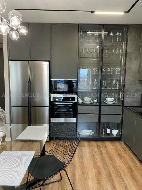 Клиент с кухни с выражением лица  Mission Accomplished вышел! 02