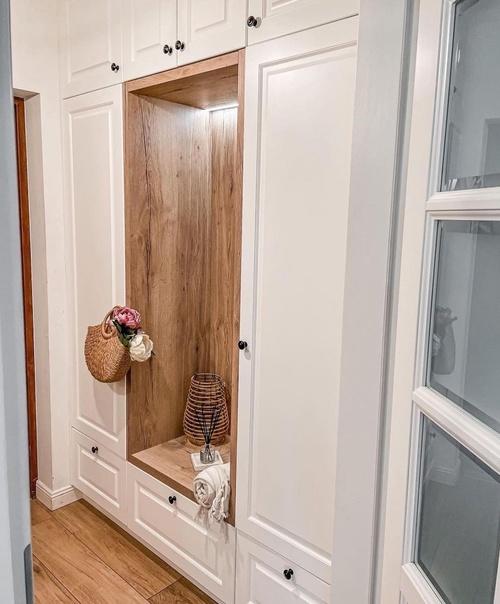 Легкий и воздушный интерьер с уютной кухней с фартуком из красного кирпича и белой спальней с деревянными деталями. 05