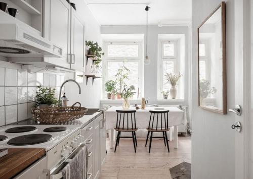 Главным мотивом интерьера этой небольшой квартиры в Стокгольме является атмосфера ранней осени: тёплая, спокойная и умиротворяющая! 01