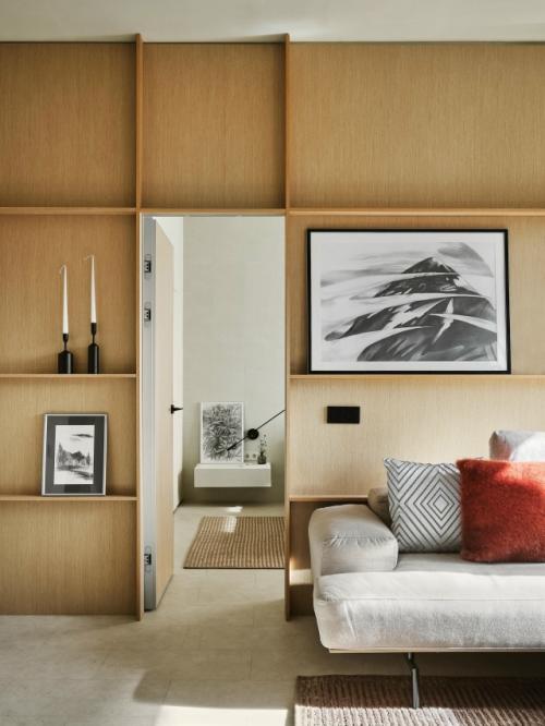 Рельсы для телевизора, деревянные панели и скругленная колонна: квартира 60 м в Тюмени. 01