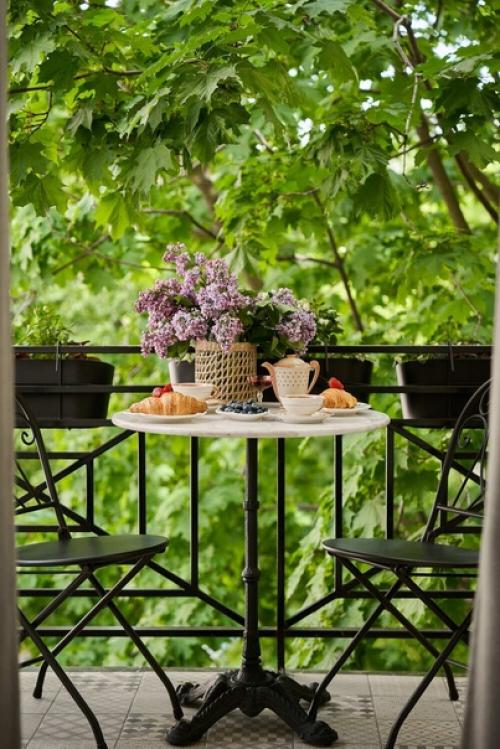 Дизайнер Анастасия Громова взялась за переделку двухкомнатной квартиры для молодой семейной пары. 01