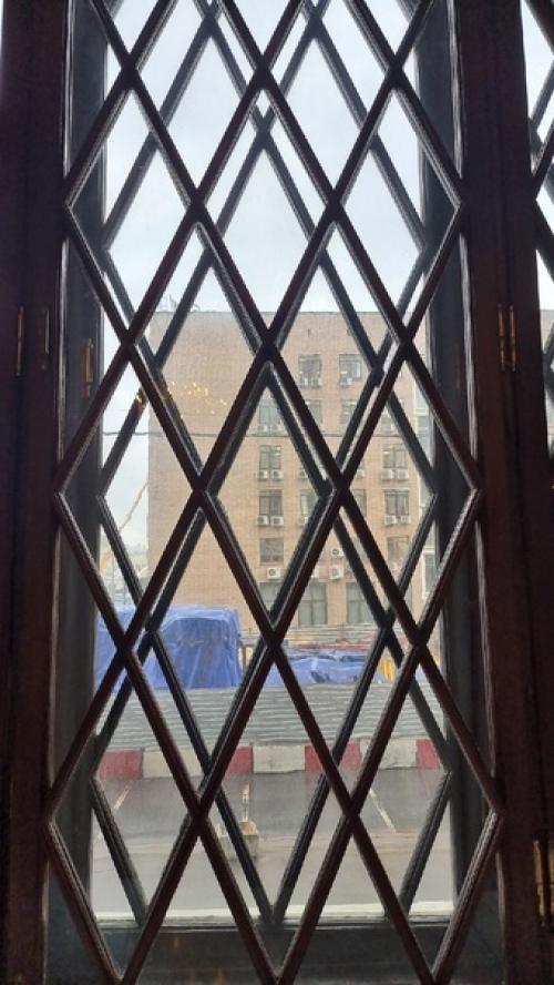 Очень красивое историческое здание, чудесные интерьеры, шикарные дубовые окна. 09