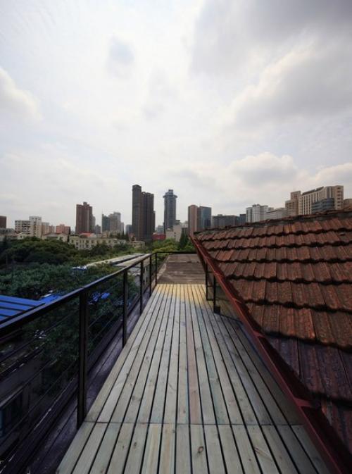 Архитектурной студией Skew Collaborative разработан проект реконструкции квартиры в старом многоэтажном доме в Шанхае, Китай. 01