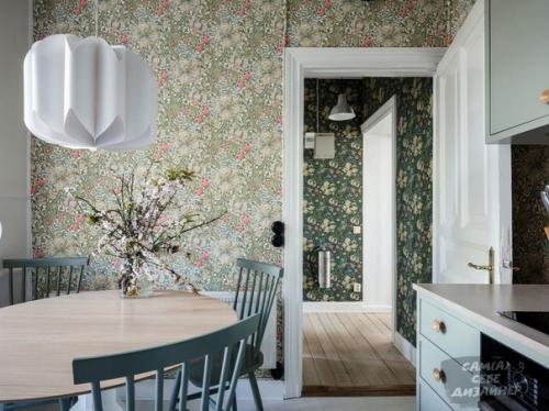 Зеленая кухня со стенами, оклеенными роскошными обоями William Morris. 01 Зеленая кухня со стенами, оклеенными роскошными обоями William Morris. 01