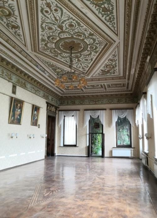 Есть в городе Казани очень интересный двухэтажный особняк, который горожане называют просто Дом Ушковой. 06