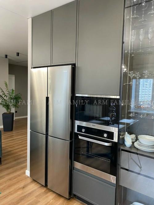 Клиент с кухни с выражением лица  Mission Accomplished вышел! 03