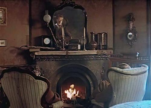 Почти все действие фильма Шерлок Холмс и Доктор Ватсон происходит в знаменитой гостиной на Бейкер - стрит. 05