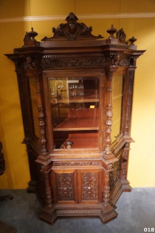 Эпоха ренессанса в Европе (XIV - XVI века) стала периодом развития столярного ремесла, которое шло в ногу с архитектурой, во всем ей подражая. 02