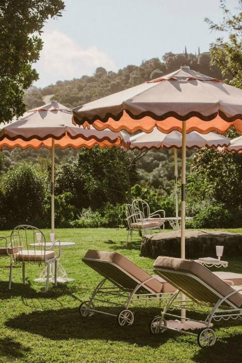 Небольшой отель в андалусии соединил атмосферу старинного поместья с яркими красками и духом модернизма середины века. 07