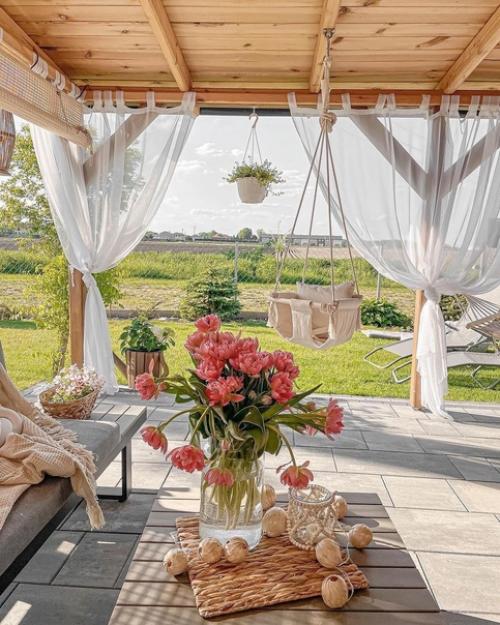 Легкий и воздушный интерьер с уютной кухней с фартуком из красного кирпича и белой спальней с деревянными деталями. 04