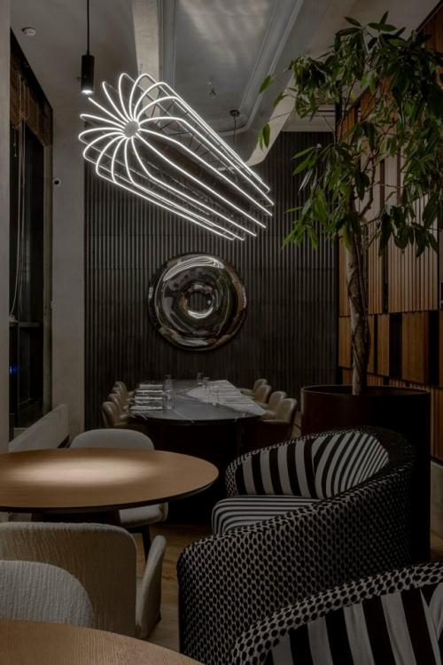 26 вентиляторов и фреска на потолке: ресторан в Ижевске. 02