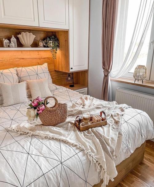 Легкий и воздушный интерьер с уютной кухней с фартуком из красного кирпича и белой спальней с деревянными деталями. 07