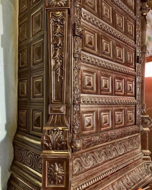 Старинные интерьеры жилой комнаты в коммунальной квартире, находящейся в Коломне, и ванная комната оттуда же. 02