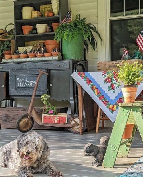 Загроможденный, но уютный фермерский дом истинной барахольщицы из маленького городка. 06