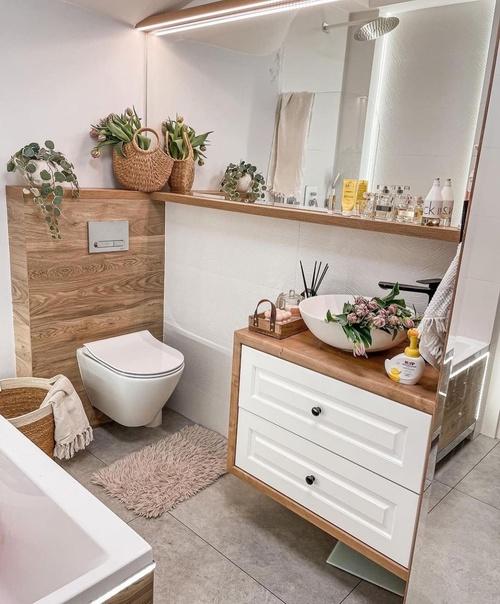 Легкий и воздушный интерьер с уютной кухней с фартуком из красного кирпича и белой спальней с деревянными деталями. 01