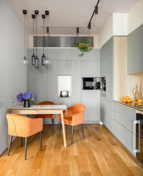 Дизайнерам предстояло создать живой и практичный интерьер, в котором будет уютно и интересно проводить время как в кругу друзей, так и в уединении. 02