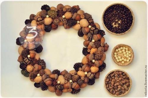 Осенний веночек?   Для этого нам понадобится: - пенопластовый круг (заменить можно мятой бумагой, обмотанной нитками). 04