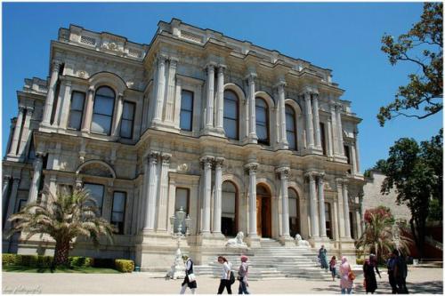 Diziturkfotoenteresan.  Название Бейлербей с турецкого можно перевести как царь царей, и этот дворец в Стамбуле, пожалуй, был бы достоин оного. 01