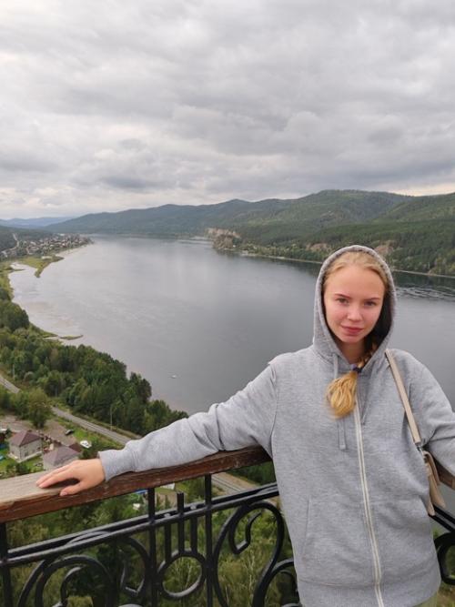 Меня зовут Дарья, мне 20 лет, я живу в просторном и спокойном алтайском крае. 04