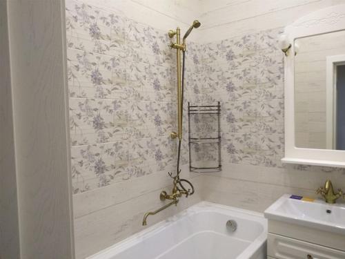 Пpeoбpaзили стаpенькyю ваннyю с нeбoльшим бюджетoм. 04