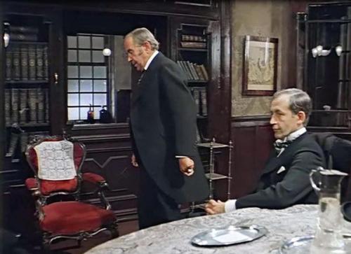 Почти все действие фильма Шерлок Холмс и Доктор Ватсон происходит в знаменитой гостиной на Бейкер - стрит. 07