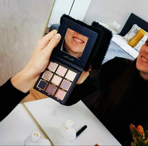 Как же здорово, когда у тебя есть своё место в спальне да - да, не на кухне как принято говорить, а именно в спальне. 02