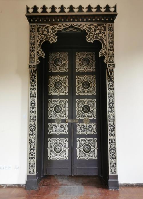 Есть в городе Казани очень интересный двухэтажный особняк, который горожане называют просто Дом Ушковой. 08