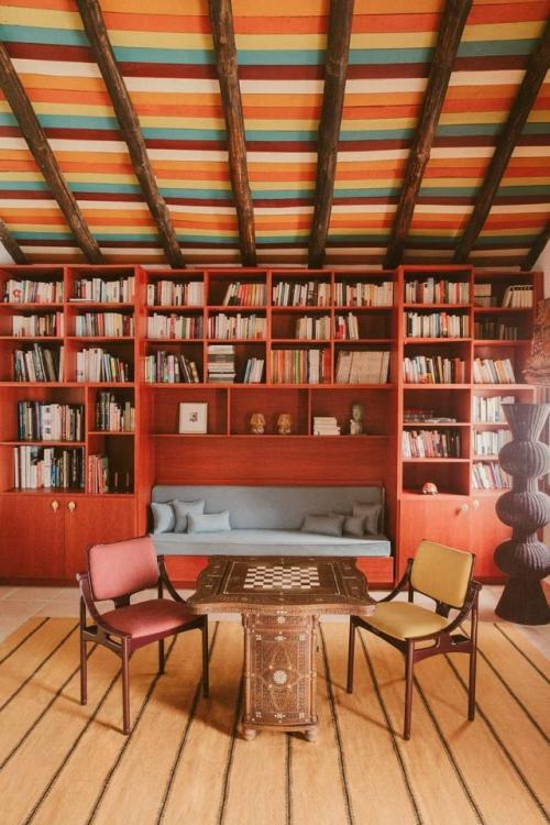 Небольшой отель в андалусии соединил атмосферу старинного поместья с яркими красками и духом модернизма середины века. 02