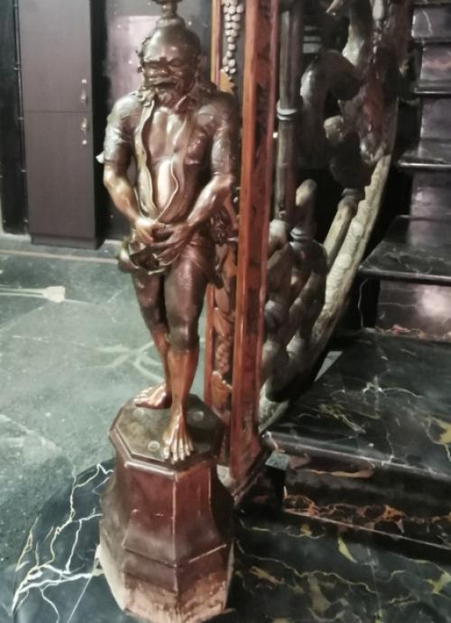 Есть в городе Казани очень интересный двухэтажный особняк, который горожане называют просто Дом Ушковой. 03