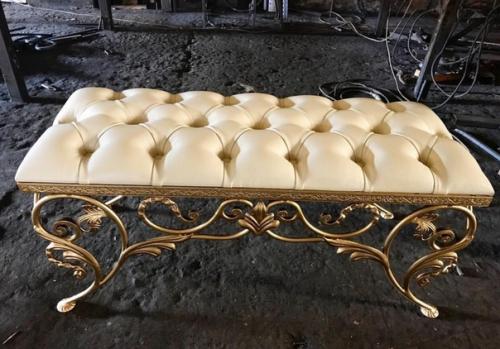 Кованая банкетка - это оригинальная мебель, которая отлично сочетает в себе достоинства тумбы и пуфика. 03