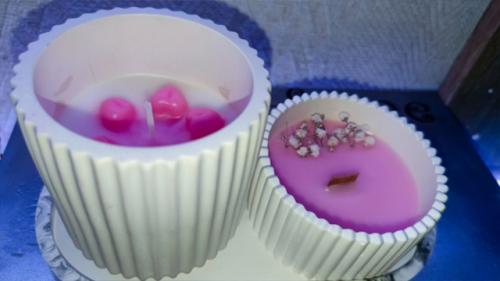 Горящие в уютном полумраке комнаты свечи неизменно ассоциируются с праздниками, торжеством, романтикой. 02