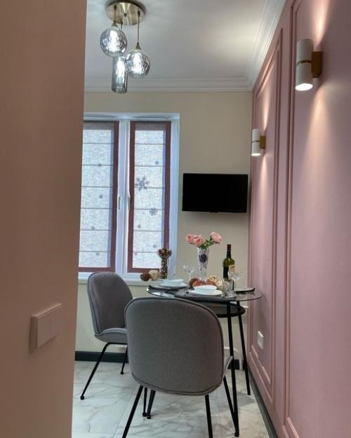 Шикарная кухня со шкафом - витриной. 05