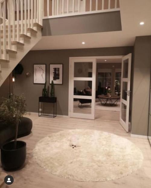 Наконец - то можно поглазеть на интерьер этого загородного дома. 08