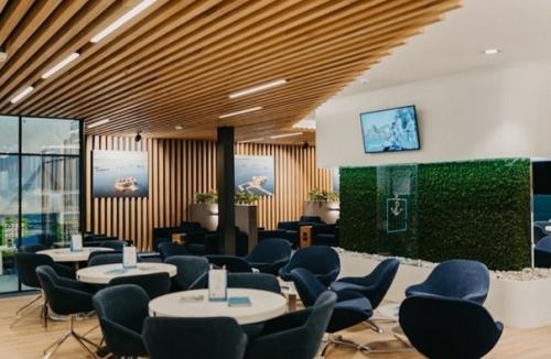 В зале международных воздушных линий аэропорта Пулково открылся бизнес - салон проекта Остров Фортов. 05