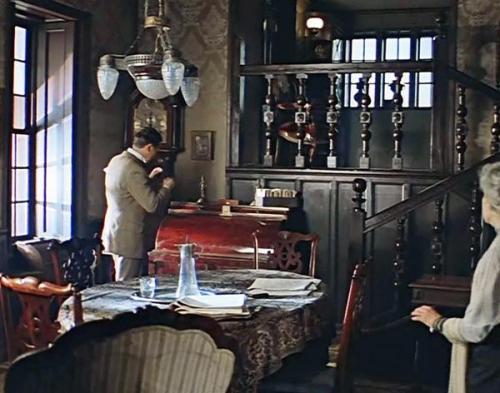 Почти все действие фильма Шерлок Холмс и Доктор Ватсон происходит в знаменитой гостиной на Бейкер - стрит. 08