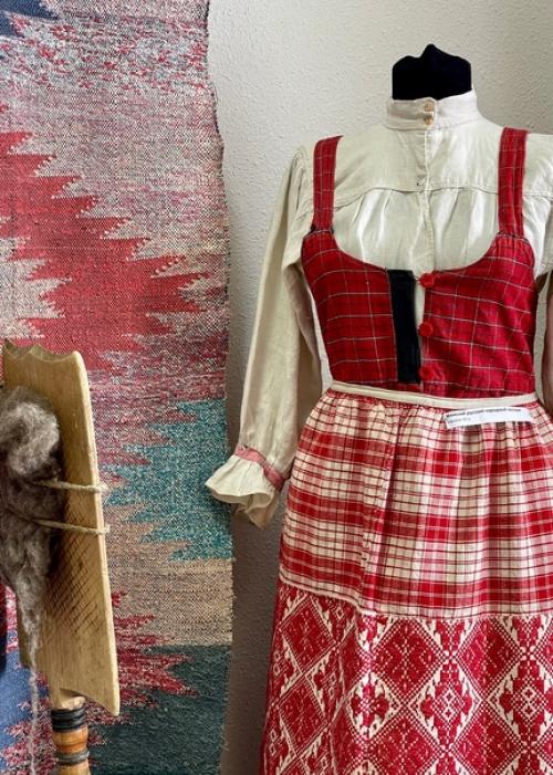 Мне очень нравится, когда предметы быта и аксессуары под Старину умело вписываются в современные интерьеры и модные луки. 05