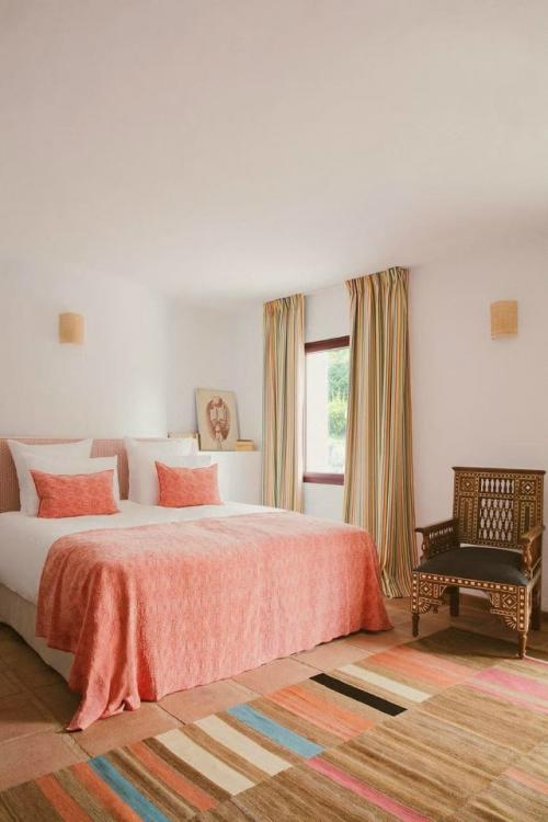 Небольшой отель в андалусии соединил атмосферу старинного поместья с яркими красками и духом модернизма середины века. 04