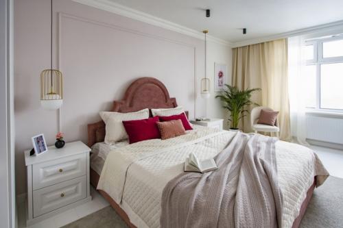 Это стандартная евродвушка с большой кухней - гостиной, спальней, ванной и кладовой. 05