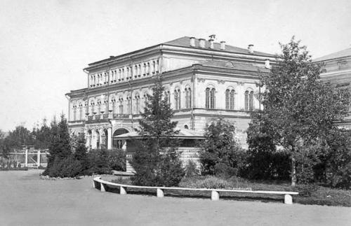 Дворянское собрание.   Следуя вверх по улице карла Маркса, выйдем на центральную площадь города - площадь свободы.