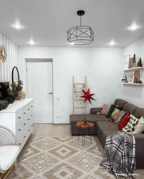 На праздниках хочется устроиться на мягком диване, закутаться в плед и смотреть любимые фильмы. 01