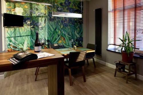 Ирисы ван Гога - популярный мотив в интерьере, который хорошо смотрится не , внимание, только в виде картины, но и в масштабе целой стены. 02