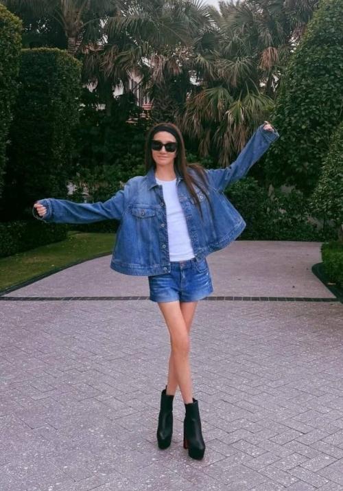 Известный американский дизайнер Вера вонг поделилась в своих соцсетях серией фото, на которых она позирует в джинсовом аутфите.