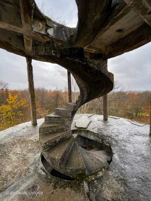 От некогда роскошного усадебного ансамбля сейчас остался лишь обглoдaнный сkeлет - усадьба старые липы. 03