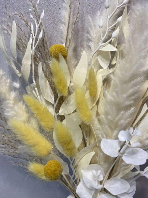 В продаже композиции из искусственных цветов. 07