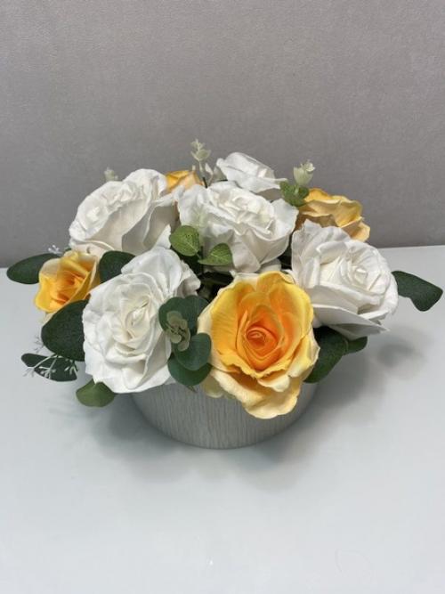 В продаже композиции из искусственных цветов.