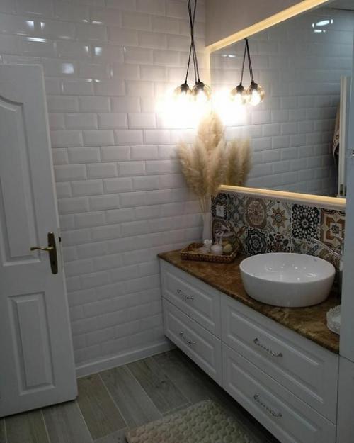 Интерьер совмещенного санузла с окном в частном доме. 05