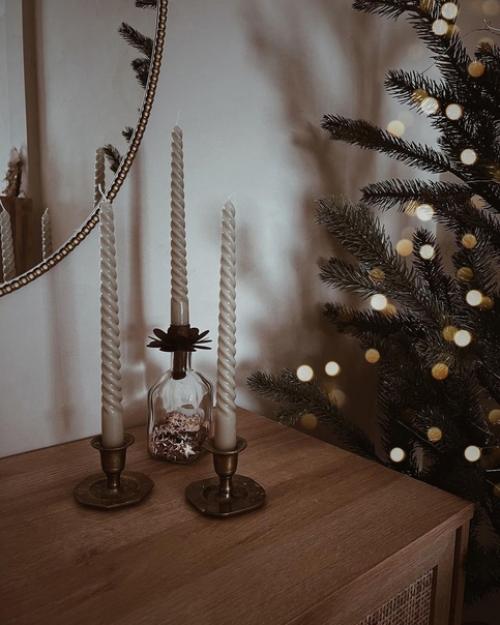 Только в том случае, если подходящей картины или постера не нашлось для гостиной, можно просто повесить подходящее по размеру зеркало! 03