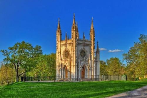 Александри?  Я - дворцово-парковый ансамбль Петергофа, пригорода Санкт-петербурга. 06