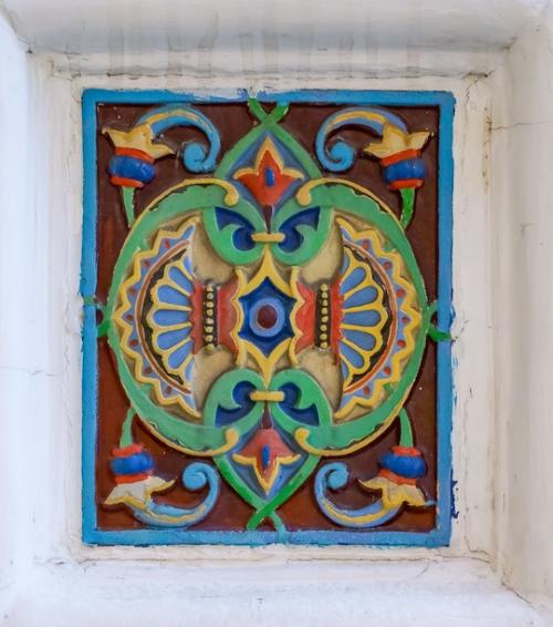 Яркие орнаменты на фасаде здания бывшего царского выставочного павильона на ходынском поле в Москве. 07