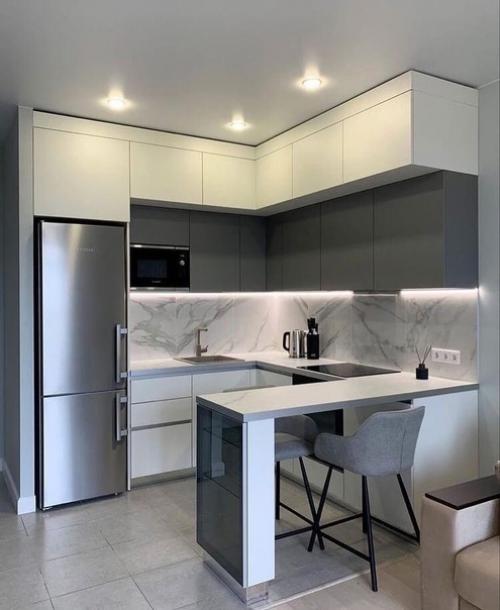 Нога!  Чья!  - Барной стойки. 02